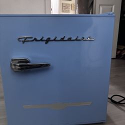 Frigidaire mini fridge 