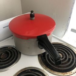 5.5 Liter Pressure Cooker. 