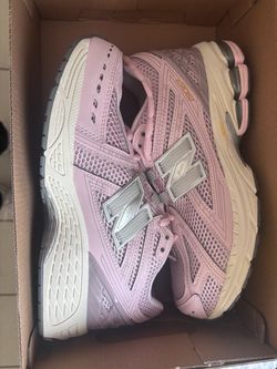 New Balance Pink Sneakers Size 6y equivalent to Women’s 7.5