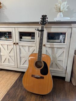 Mitchell MD100 guitar