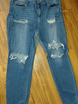 Ms CELLO Distressed Denim Jeans, sz 20  $15  pre-owned 
Blue distressed jeans with zipper and button closure.

Glenn Heights TX ppu or Shipping Availa