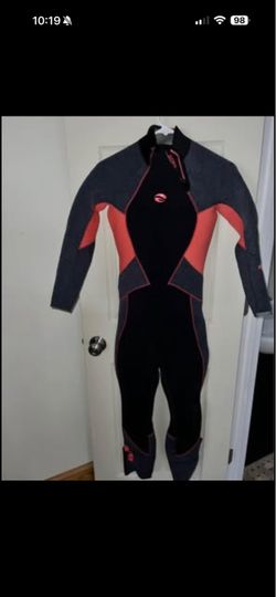 Brand new / Never Worn Bare 5 Evoke 5MM Full Women’s wetsuit for scuba diving