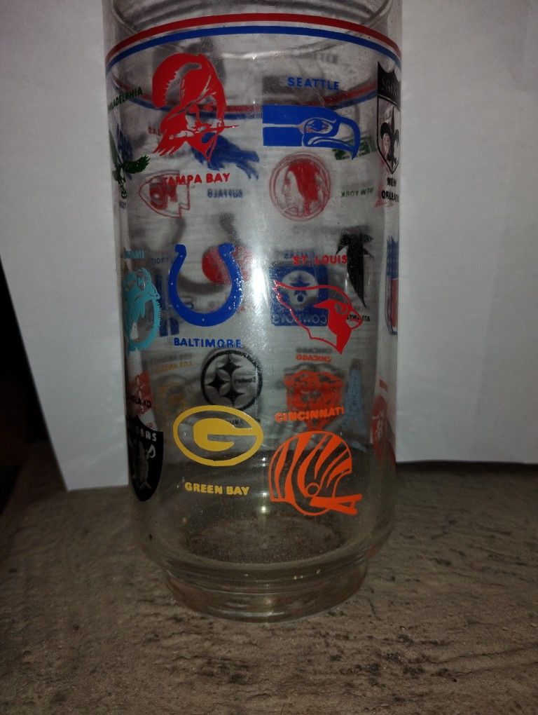 Ended
Vintage 1960s-1970s NFL Team Throwback Logo's Drinking Glasses
