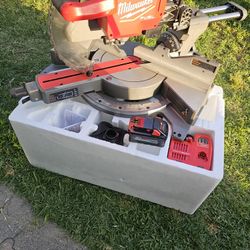 Milwaukee Miter Saw 12 " M18  Kit Included  