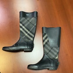 Burberry Women’s Boots / Shoes Size 7- Great Condition! Just Needs To Be Cleaned 