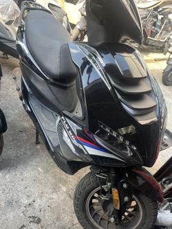 Gas’s 200cc Moped Scooter Bike Motorcycle 