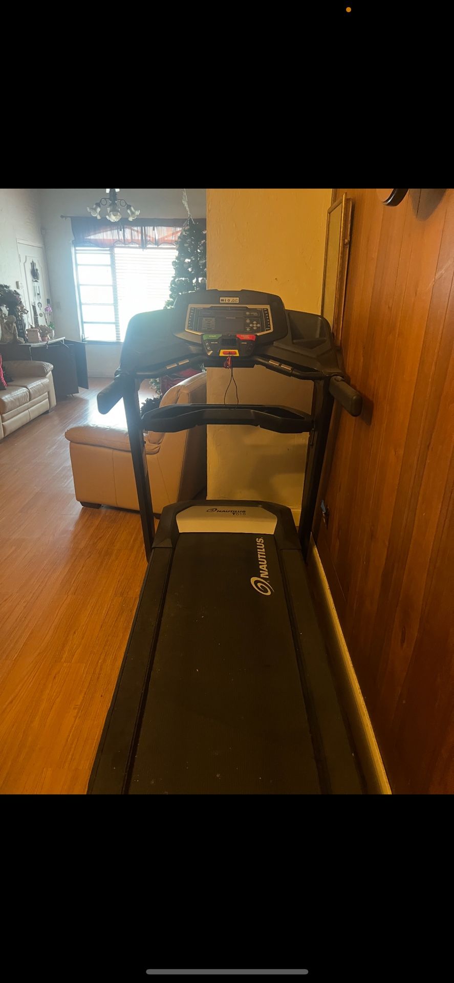 Nautilus T618 Treadmill – Excellent Condition, Barely Used!