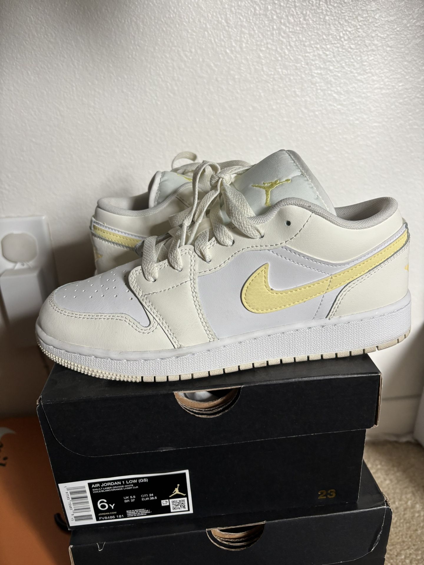 Air Jordan 1 Low (GS) – Size 6Y – Worn Once