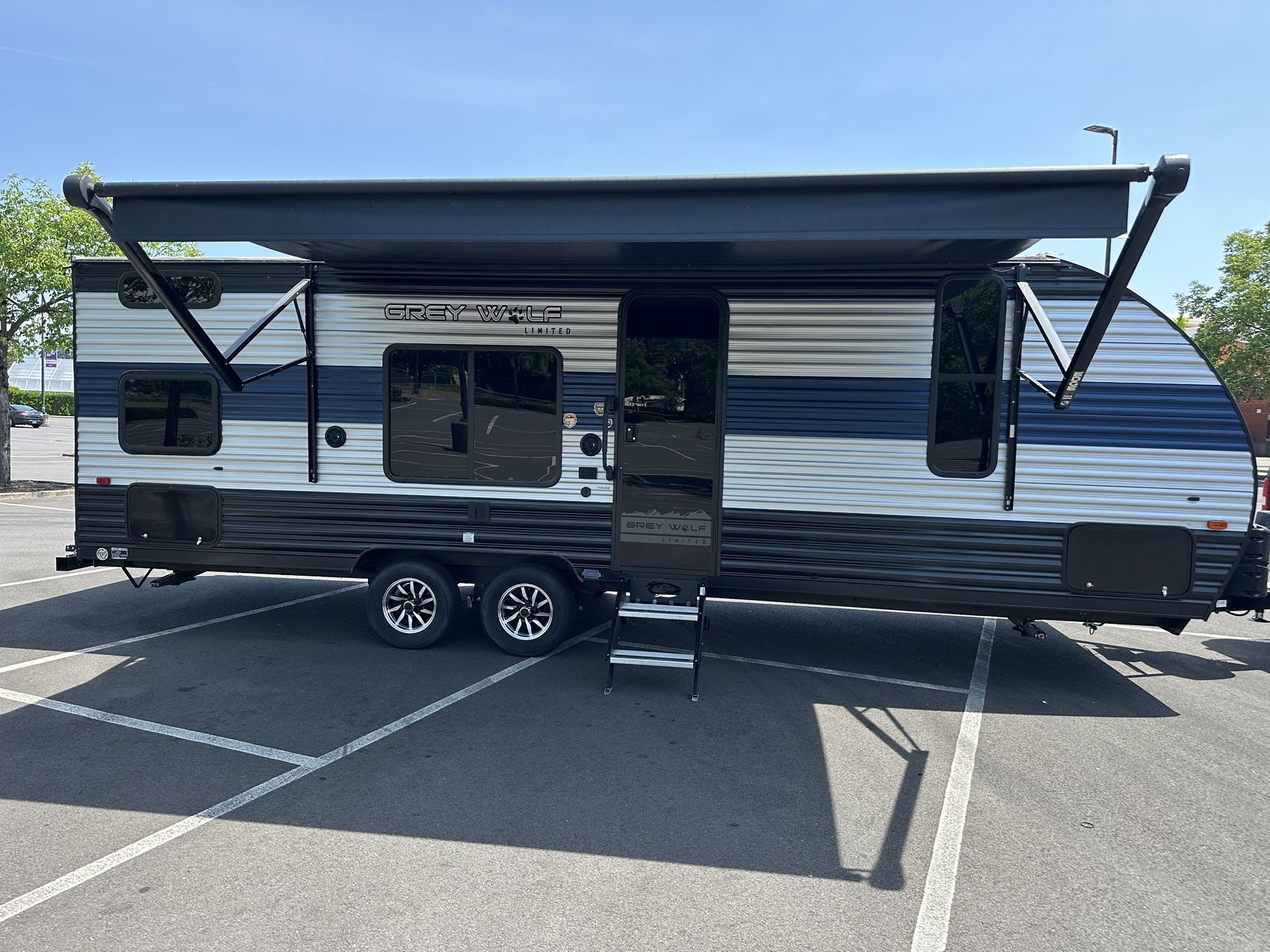 2022 Cherokee 26DJSE w/ Solar Trailer