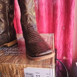Boots SIZE 8