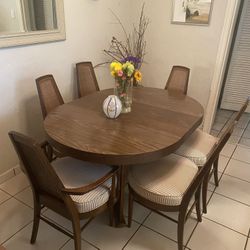 Beautiful Mid century Table And 6 Chairs 