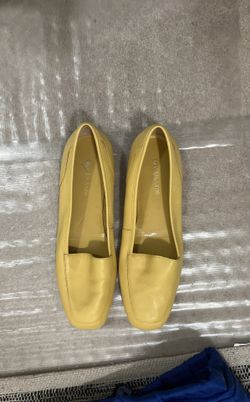 Ladies  Flat, Nice Yellow Leather Mocassin  Size 9.5 M