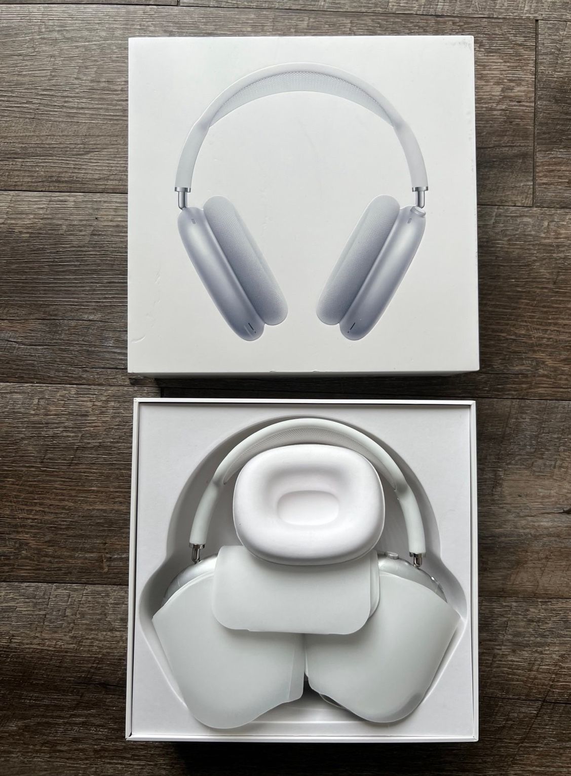 white Apple airpods max 