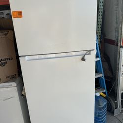 Vissani 18 cu. ft. Top Freezer Refrigerator DOE in White NEW SCRATCH AND DENT UNIT