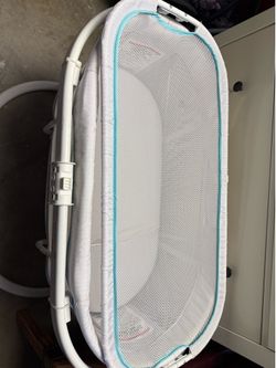 Baby bedside  bassinet really clean !