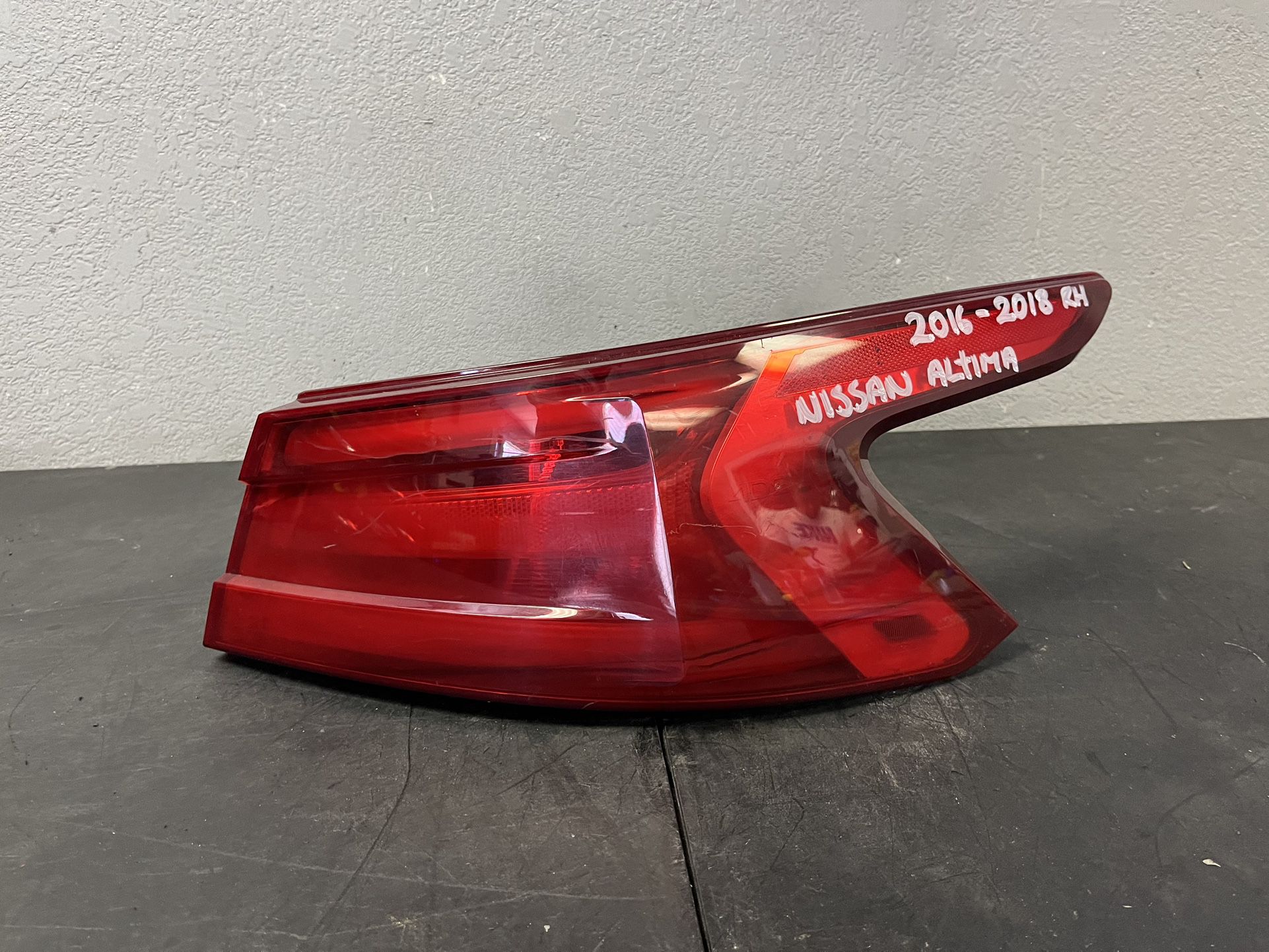 2016-2017-2018 NISSAN ALTIMA RIGHT TAIL LIGHT OEM USED 