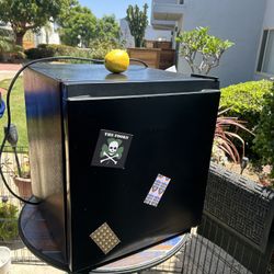 Hisense Mini Fridge (cleaned) 