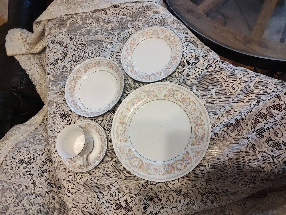 SILVERIE Fine China, 4 Settings Of Five