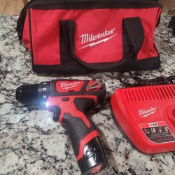 Milwaukee M12 12-Volt Lithium-Ion Cordless 3/8 in. Drill/Driver Kit with  1.5 Ah Battery, Charger and Tool Bag