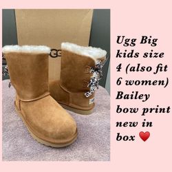 Ugg Big Kids Bailey Bow Size 4y (fits 6 Women)  $120 🙅🏻‍♀️ Firm Cash Or Zelle 
