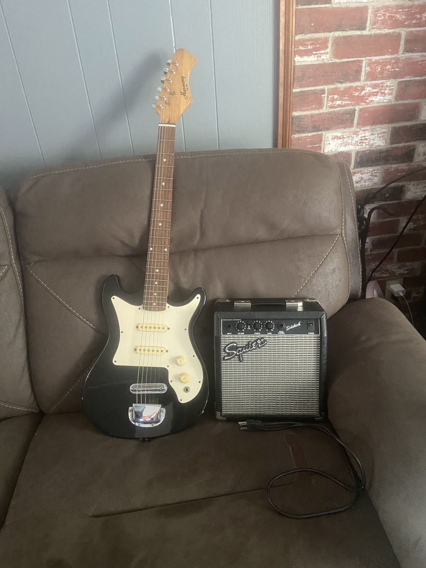 Squier Sonic Stratocaster Electric Guitar And Frontman 10G Amp Black