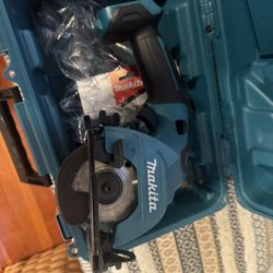 Makita 12V CXT 3-3/8” Cordless Circular Saw Kit – Batteries, Charger, Case + Rip Fence