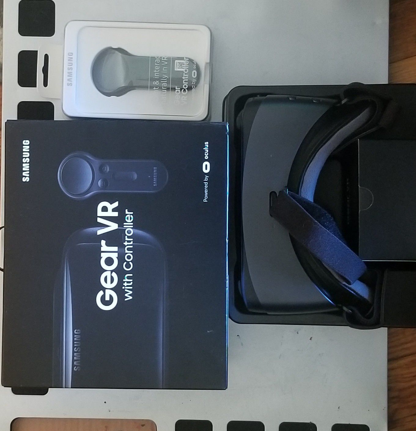 BRAND NEW Samsung gear vr in box with manual and controller.