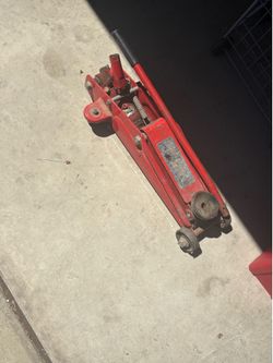 Floor jack with handle