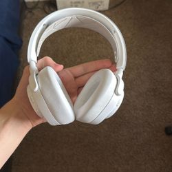 Arctics Nova Pro Wireless Headset