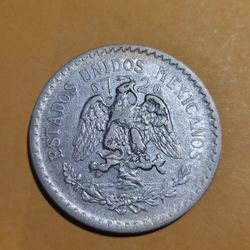 Authentic Circulated 1925 Un peso Silver!