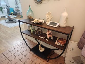 Entrance table