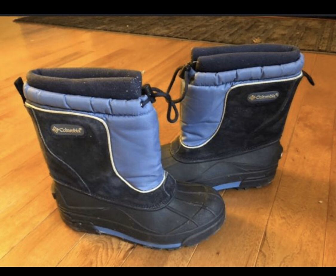 Boys size five Columbia snow boots