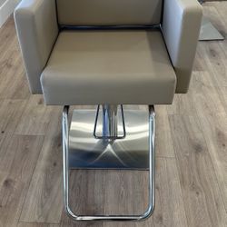 Minerva Avant Salon Styling Chair