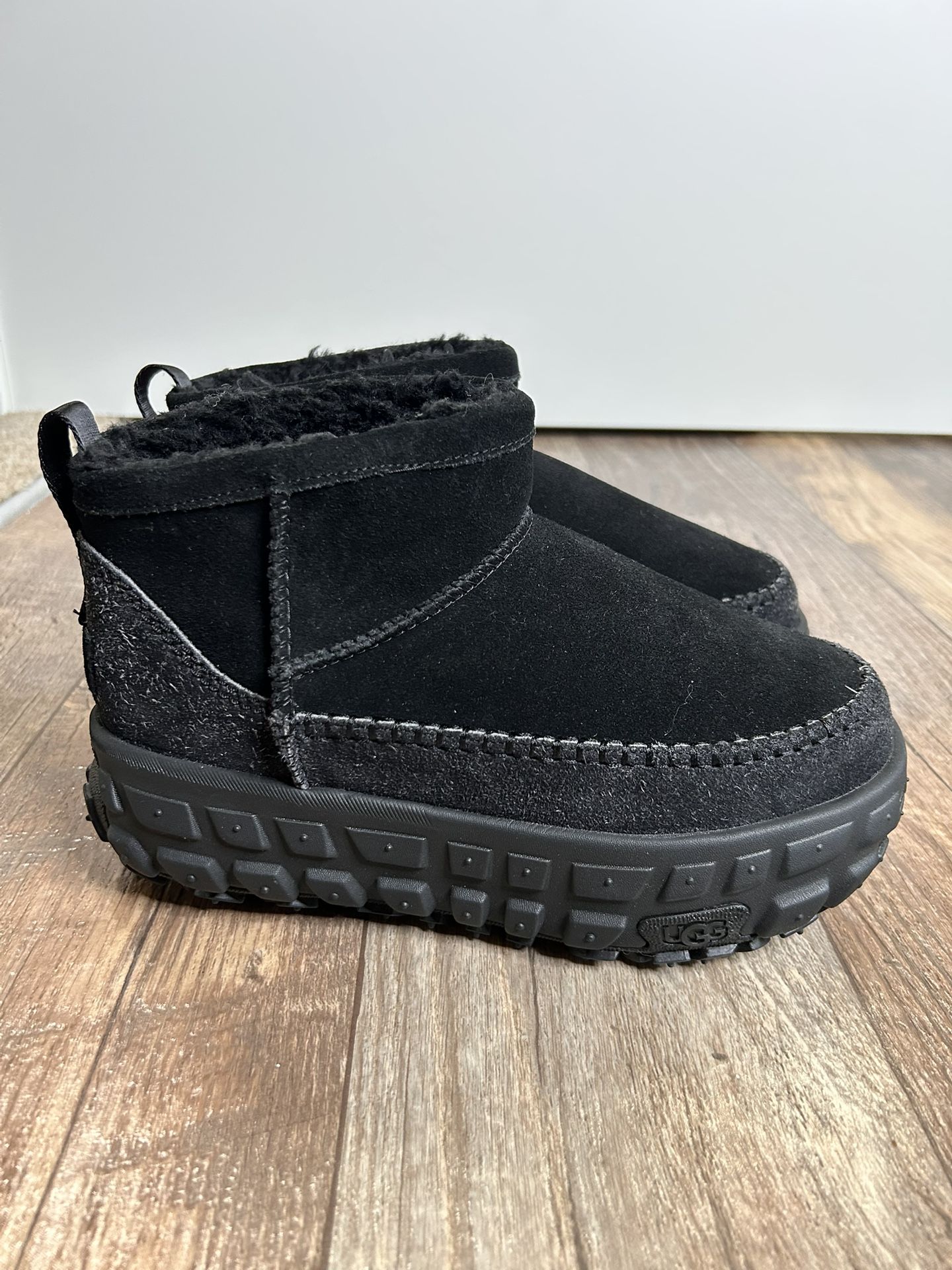 UGG Venture Daze Ultra Mini- Black Unisex Boots