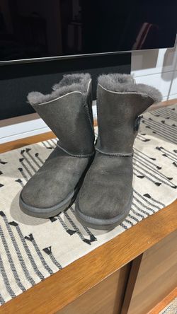Authentic UGG Bailey Button II Boots – Women’s US Size 6 – Gray