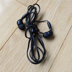 New Wired Earbuds Headphones Black 3.5mm Jack. High Quality Air Travel Companion. Must Have!