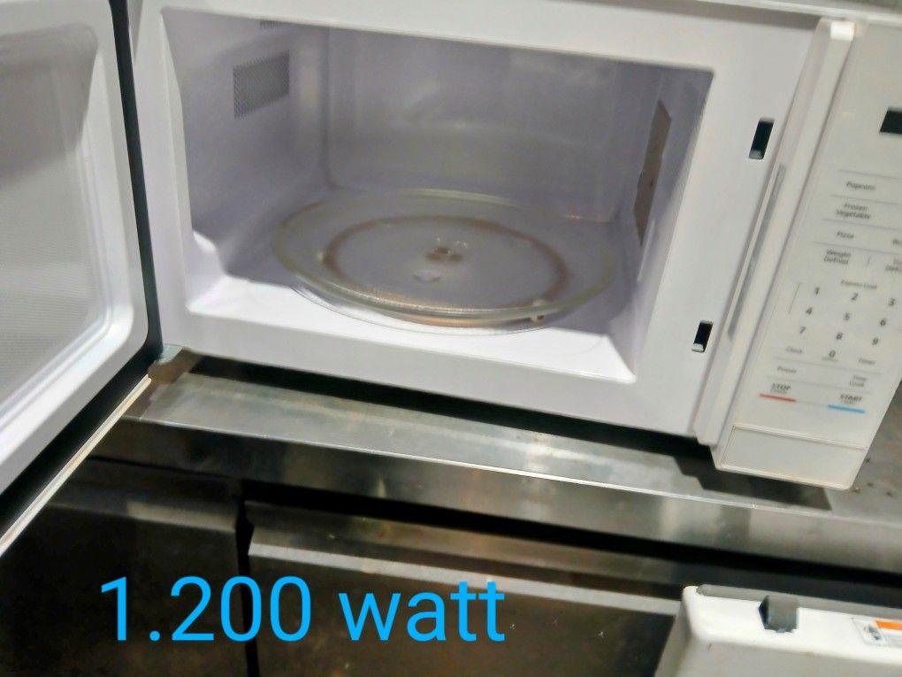 1200 Watt Microwavw.   Magic Chef