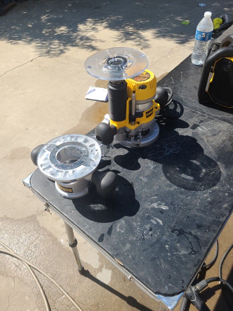 DEWALT 12 Amp Corded 2 1/4 Horsepower Electronic Variable Speed Fixed Base Router with Soft Start