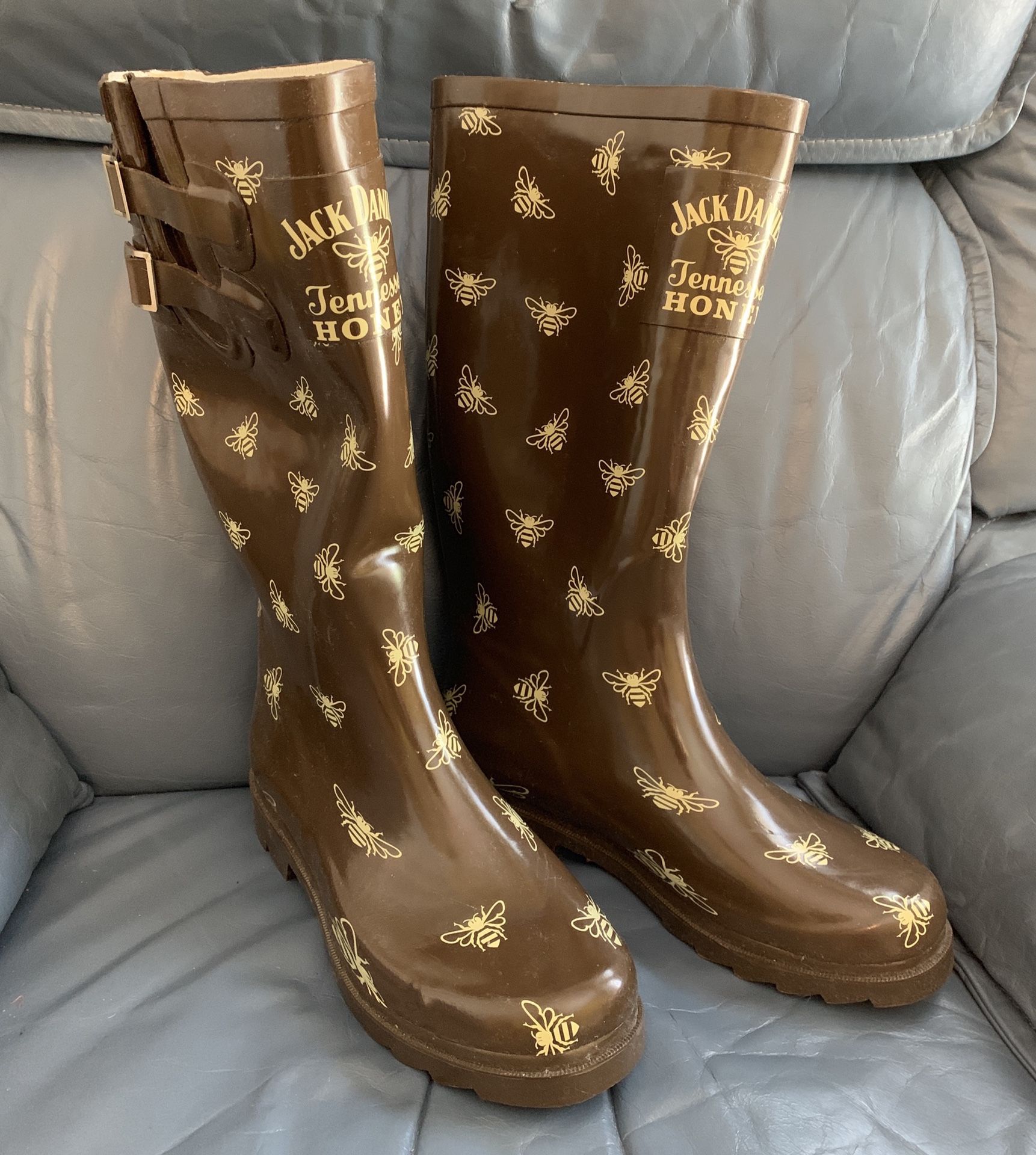 Brand new Jack Daniel’s Tennessee Honey brown rain boots with bee design, women’s size 7