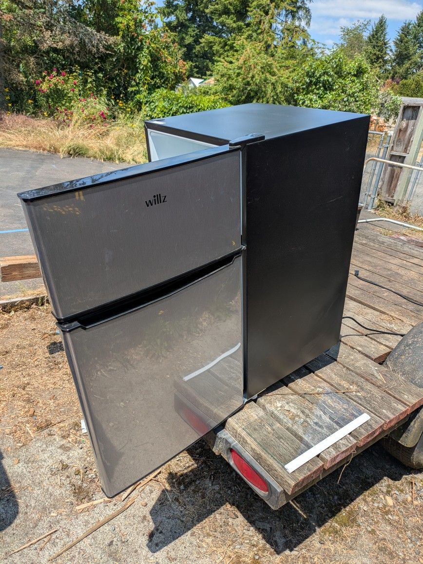 Pending. Willz Household Refrigerator 3.1 Cu Ft $75 Fridge