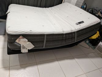 Adjustable bed frame with remote and Queen Beautyrest black hybrid mattress 14"(Firm)  Adjustable Power Base & Remote