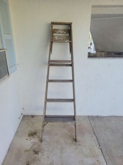 Wood 6 foot ladder