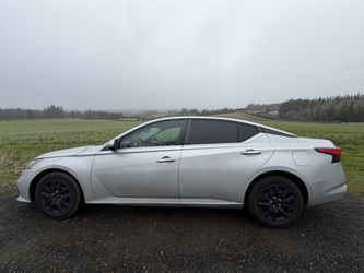 2019 Nissan Altima - clean title - backup camera