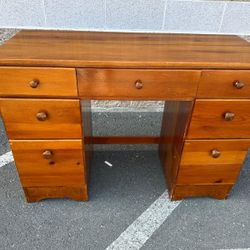 Solid wood, desk table with 7 drawers/escritorio de madera solida con 7 cajones