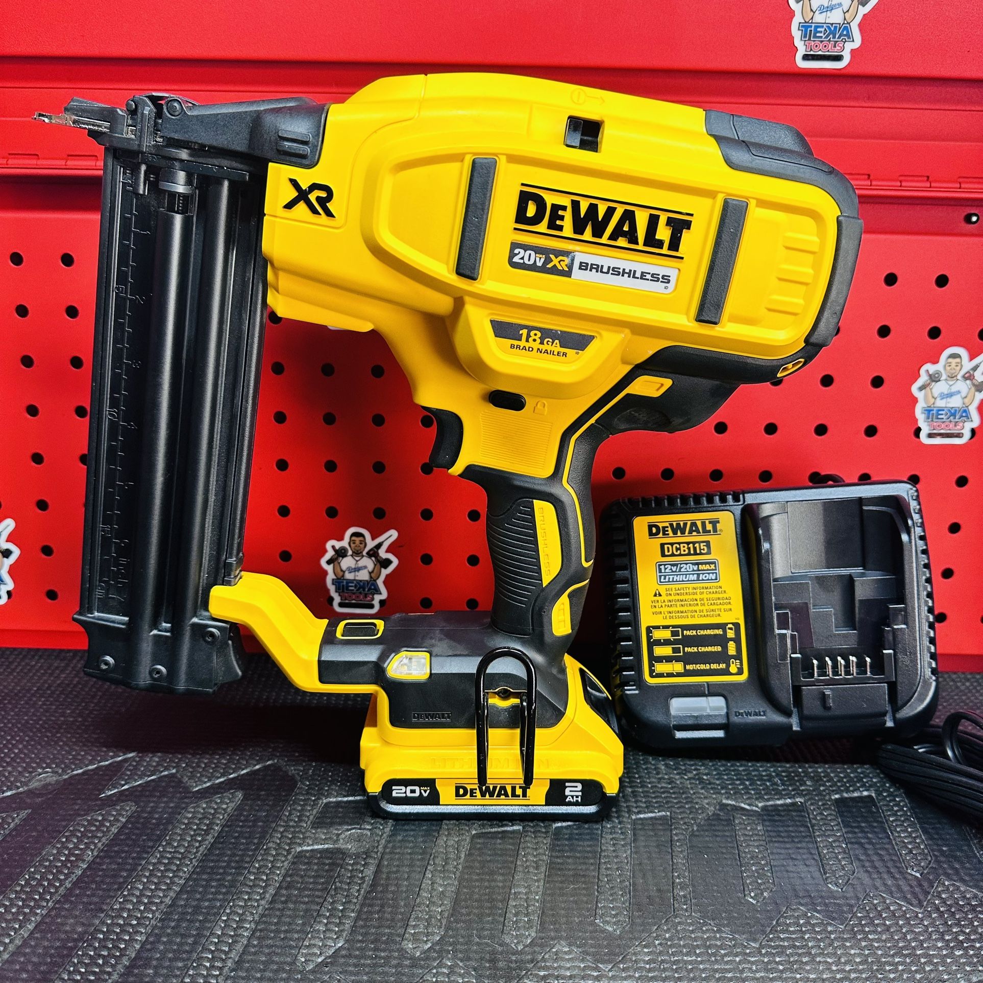 DEWALT 20V MAX XR Lithium-Ion 18-Gauge Electric Cordless Brad Nailer Kit