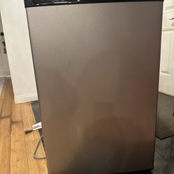 Fridgidaire mini fridge 