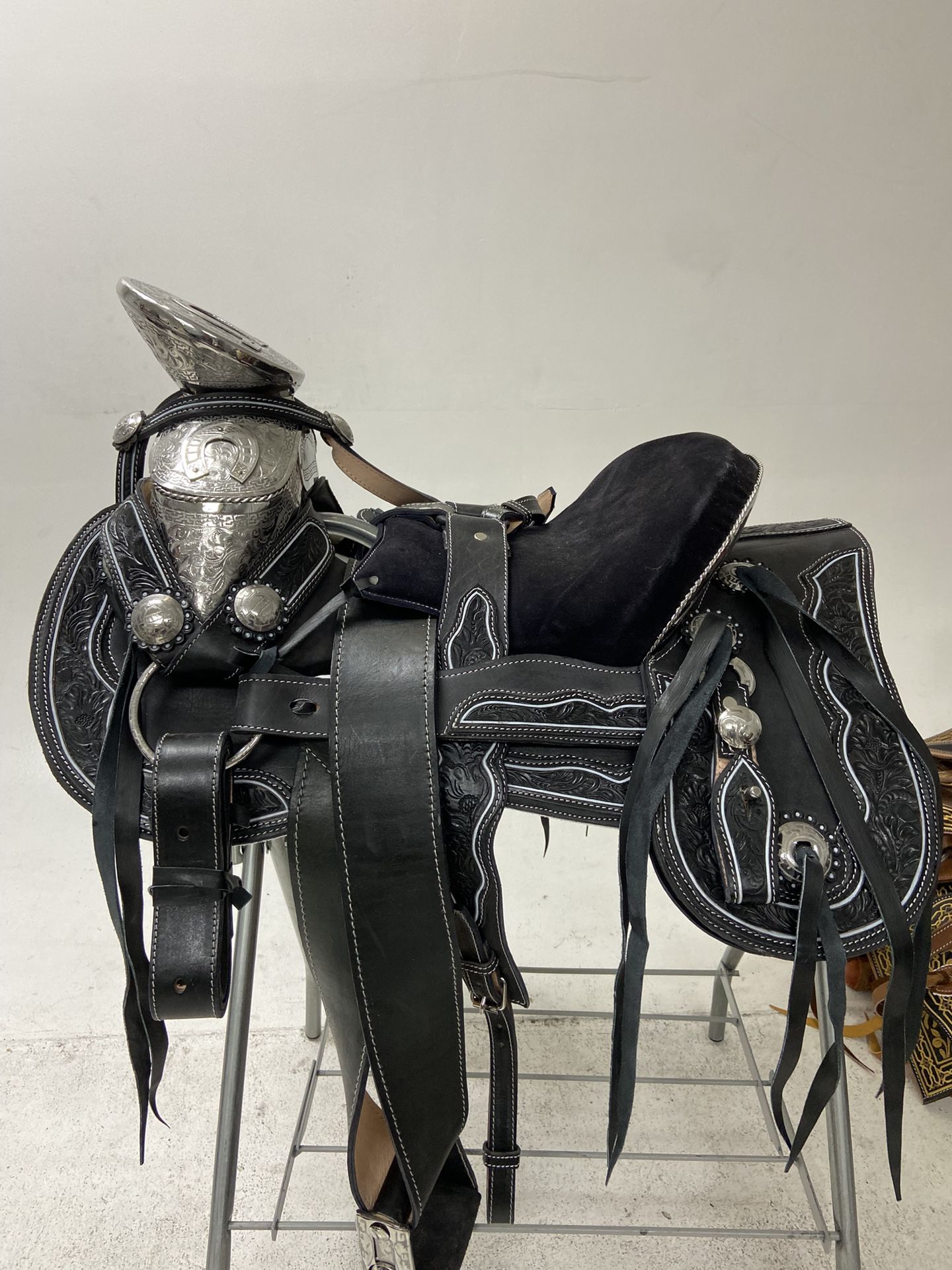 Nueva Montura Charra De Cuero Cincelada A Mano Con Herrage Y Fuste Plateado