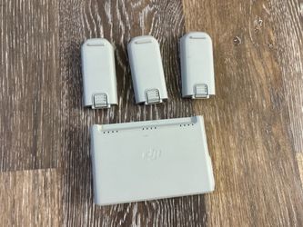 DJI Neo Two-Way Charging Hub with 3 batteries