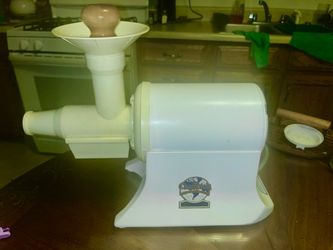 Champion G5-Pg-710-PN White Juicer with Attachments **Excellent Condition** G5 -pg-710-PN White Juicer with Attachments **Excellent Condition**