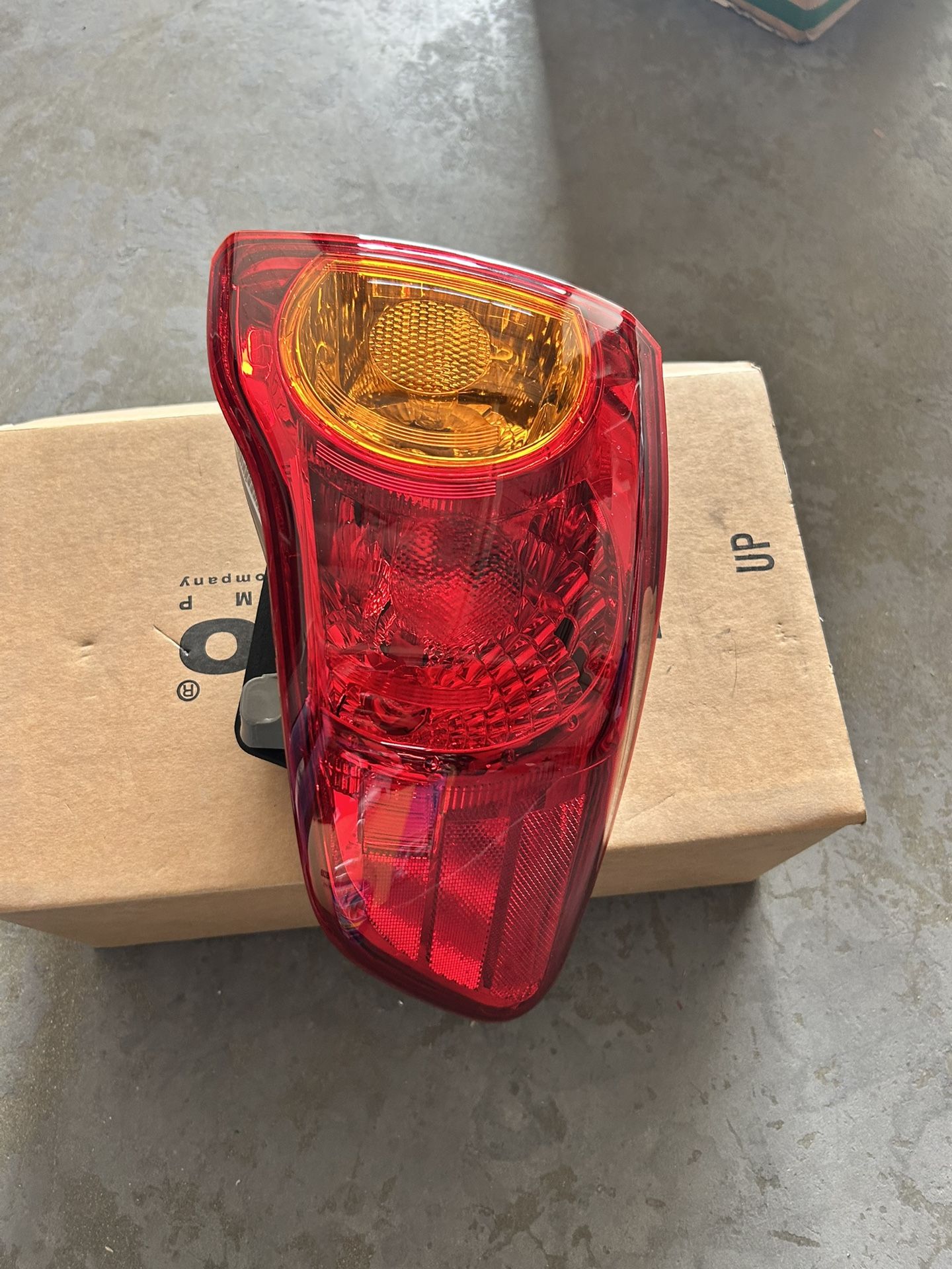 2009-2010 Toyota Corolla Right Tail Light